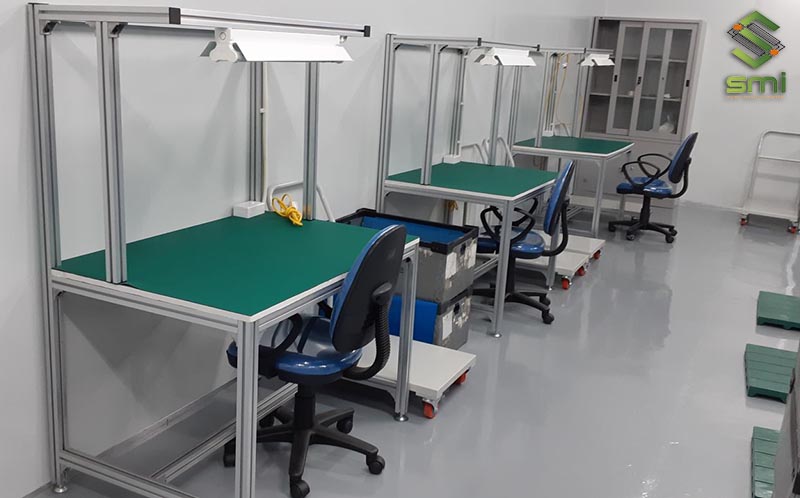 Bàn thao tác công nghiệp được gia công cơ khí sơn tĩnh điện sáng bóng