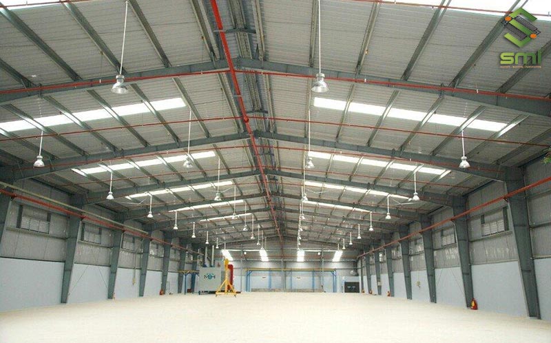 Diện tích nhà xưởng rộng cho nhiều hạng mục như văn phòng, khu vệ sinh, kho chứa, khu sản xuất