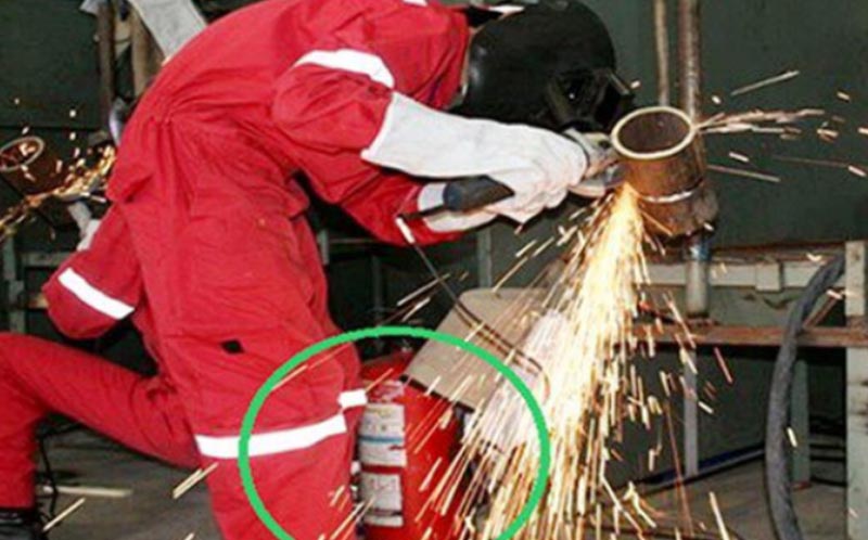 Không để bình chứa khí tiếp xúc trực tiếp với tia lửa điện