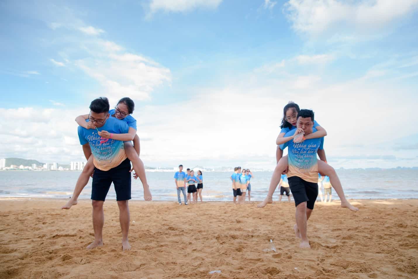 Cõng bạn thổi bóng
