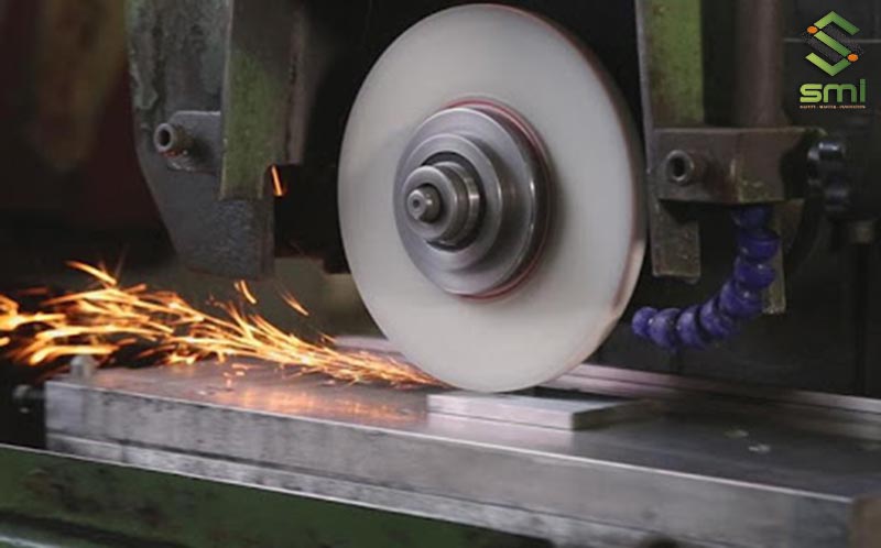 Gia công mài CNC loại bỏ vật liệu thừa trên bề mặt và đưa về độ dày yêu cầu