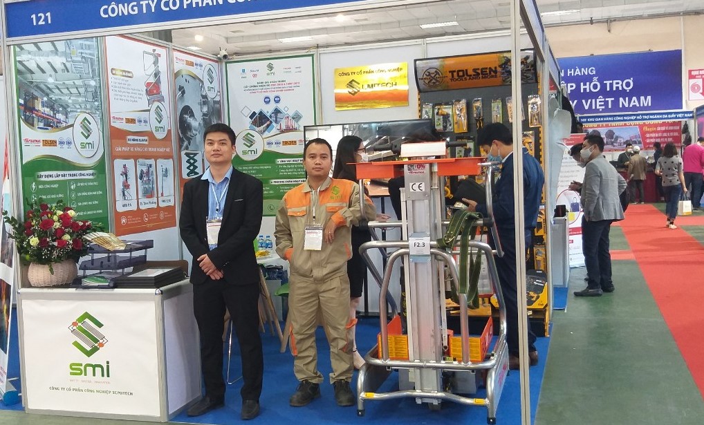Khách tham quan tại triển lãm quốc tế ghé thăm gian hàng của Sumitech