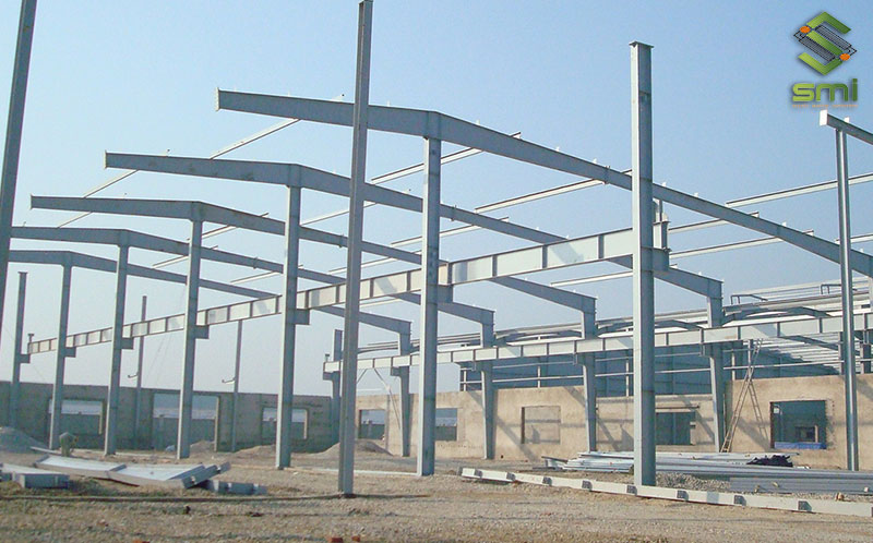 Nhà xưởng thường được xây dựng bằng khung thép tiền chế