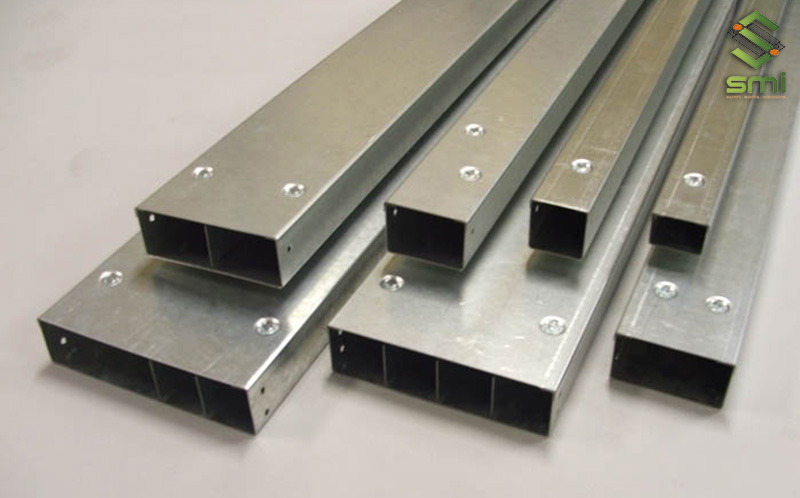 Toàn bộ bề mặt của máng điện không được đục lỗ, bề mặt trơn nhẵn, kín kẽ