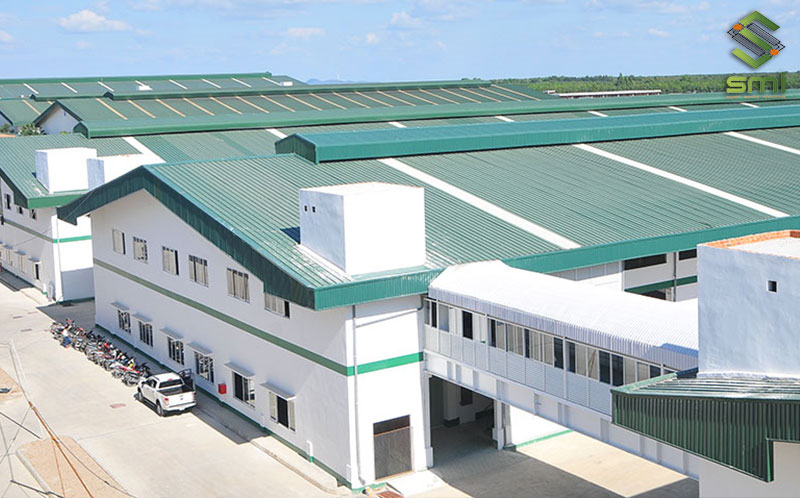 Mái tôn che nhà xưởng thép tiền chế nên được phủ một lớp sơn chống nóng để giảm nhiệt bên trong nhà xưởng