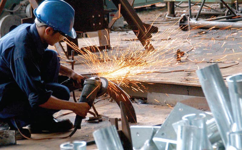 Mất an toàn trong gia công cơ khí do tia lửa điện