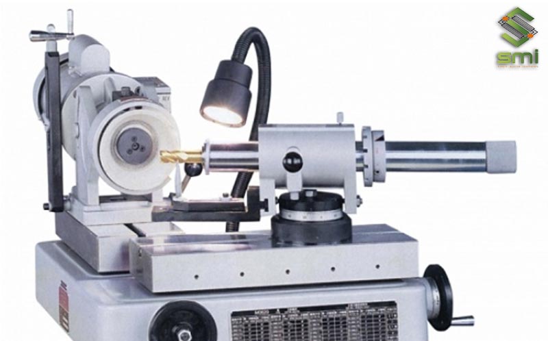 Máy mài CNC được sử dụng để mài dao