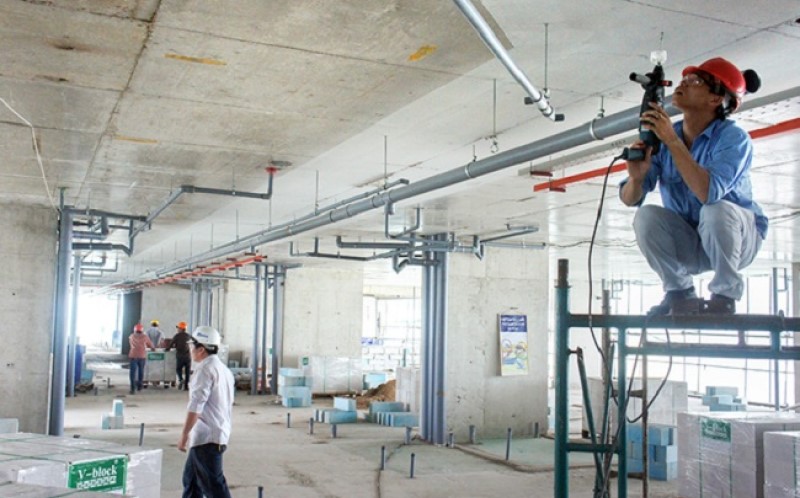 Kỹ thuật viên MECTECH đang thi công hệ thống điện nhà xưởng