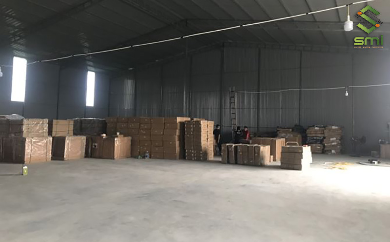 Nhà xưởng 200m2 với kết cấu thép tiền chế và dựng tôn làm tường bao được sử dụng làm kho chứa