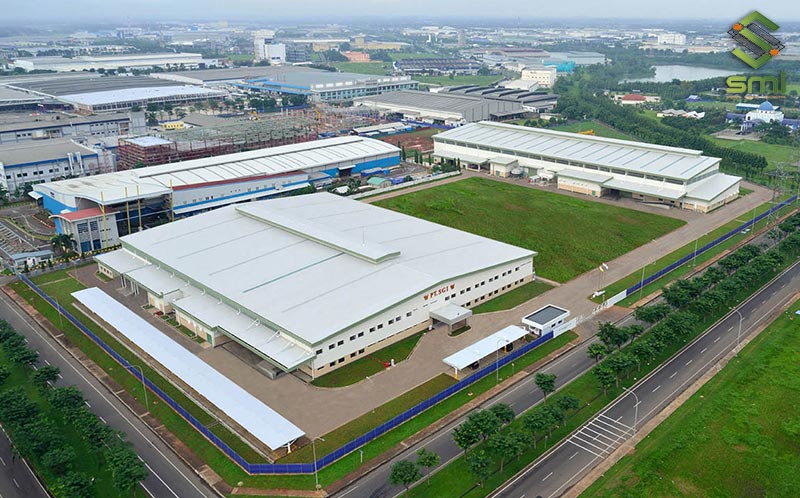 Thiết kế nhà xưởng trên diện tích đất tối đa, có một sân bóng nhỏ cho nhân viên thư giãn và vận động, cửa chớp được thiết kế hai bậc song song mang đến ánh sáng và khả năng thông gió tốt