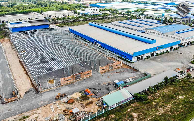 Nhà xưởng được làm từ nhà thép tiền chế, dùng mái tôn lợp, bên trong không có vách ngăn tạo nên không gian làm việc rất rộng rãi