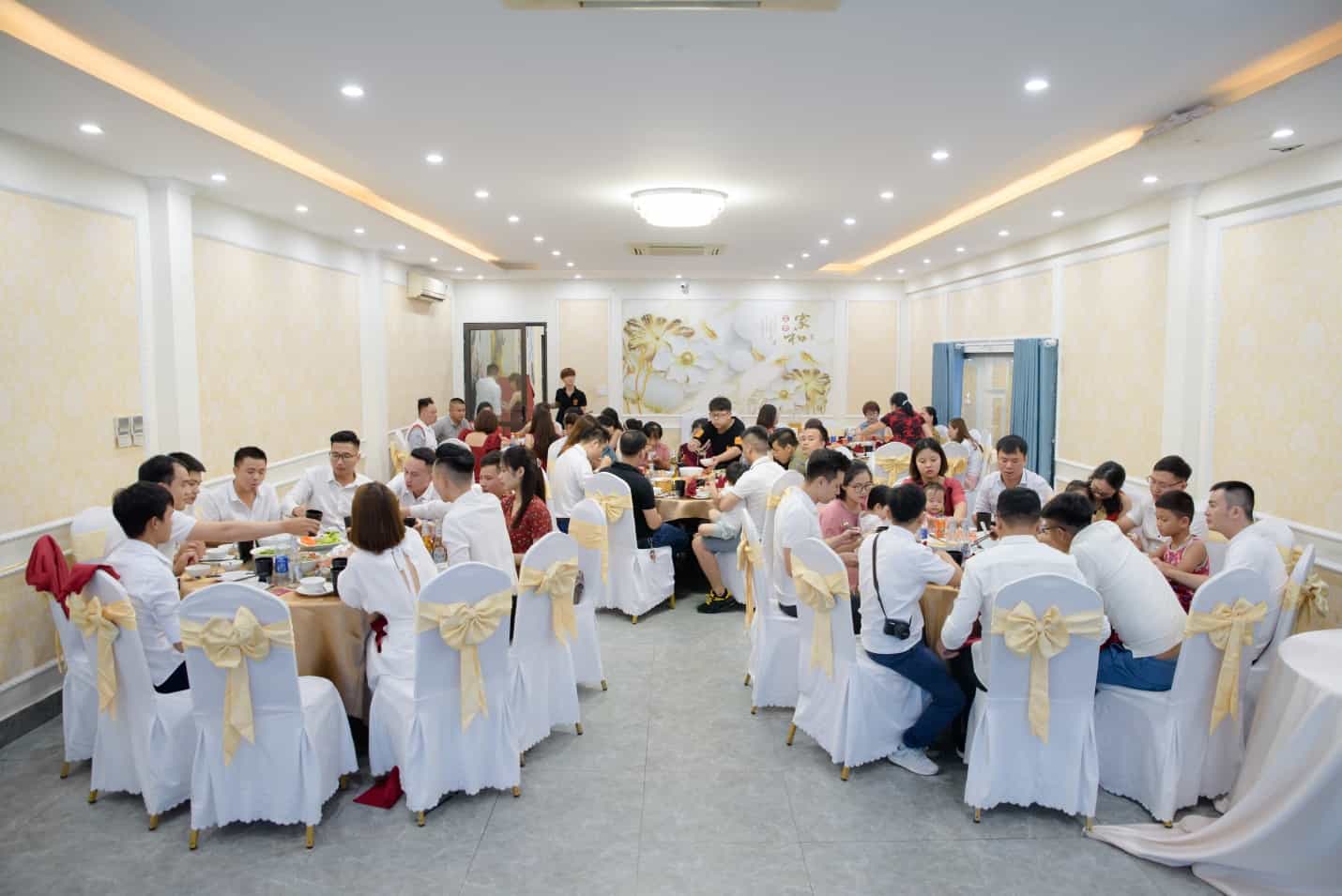 Nhập tiệc thôi