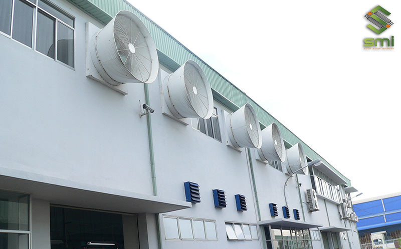 Quạt thông gió nhà xưởng gắn tường giúp tạo dòng lưu chuyển gió ra vào xưởng và thông gió vô cùng hiệu quả
