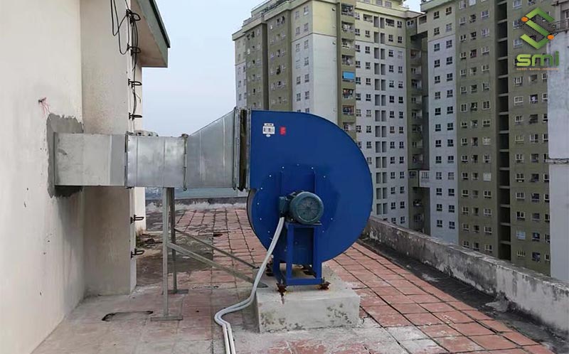 Quạt hút thông gió ly tâm được lắp đặt tại mái nhà xưởng