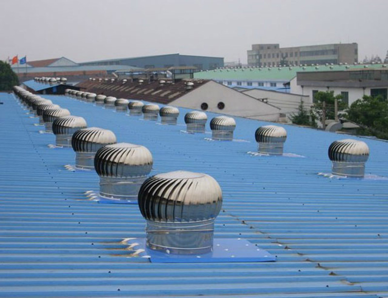 Quạt thông gió được lắp đặt trên mái nhà xưởng