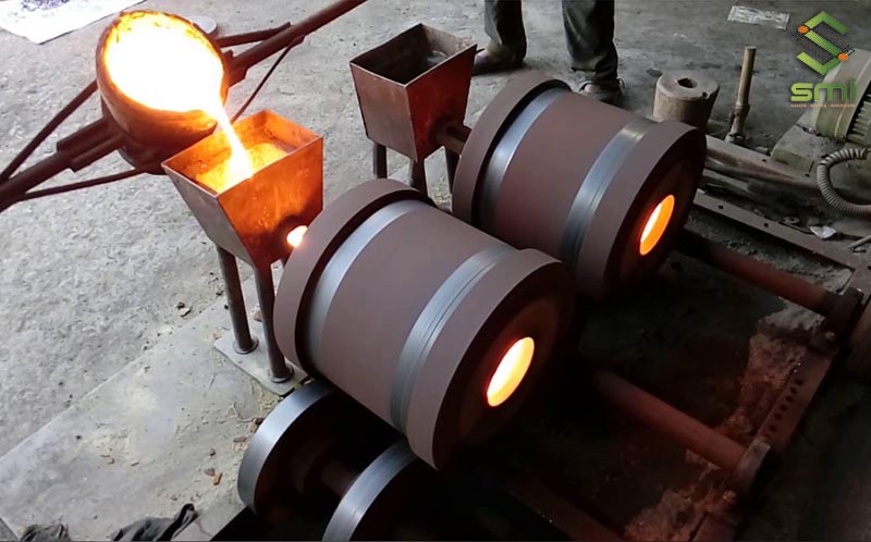 Rót đồng vào khuôn đúc