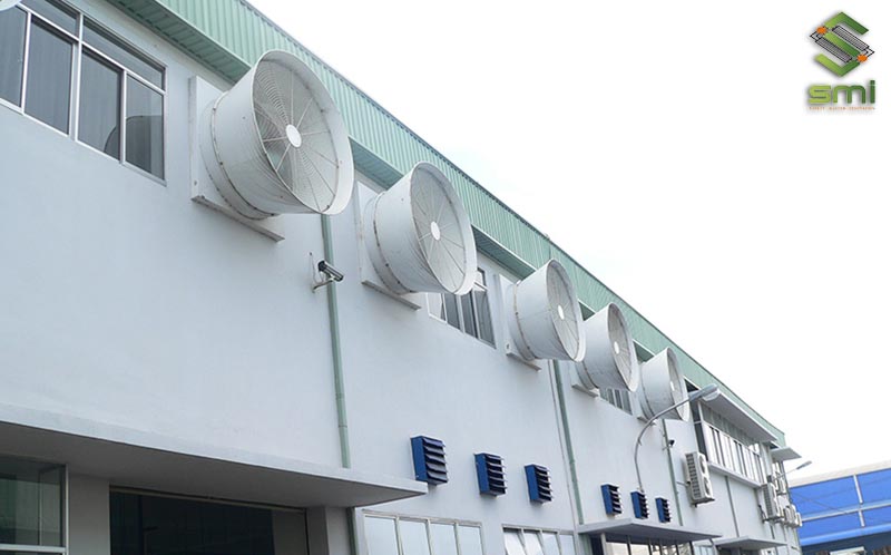 Hệ thống quạt gắn tường bên ngoài nhà xưởng