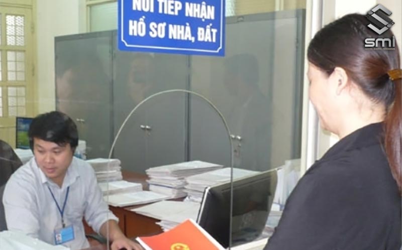 Mang đầy đủ giấy tờ đã chuẩn bị đến cơ quan có thẩm quyền để nộp hồ sơ đăng ký biến động đất đai