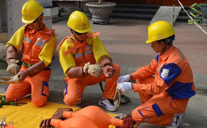 Cần trang bị đồ bảo hộ an toàn khi thực hiện các công việc sửa chữa điện công nghiệp
