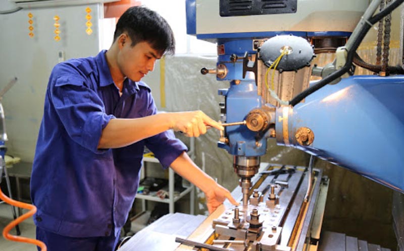 Trang phục gọn gàng đảm bảo an toàn trong quá trình gia công cơ khí
