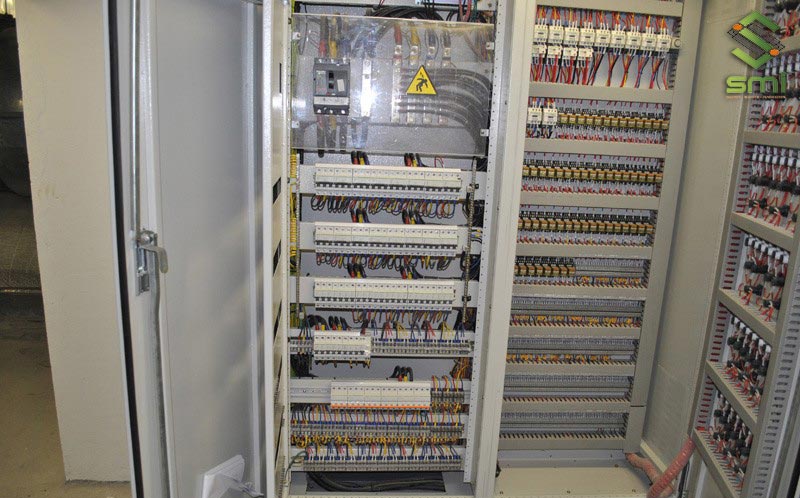 Tủ điện điều khiển có tác dụng để khởi động, điều chỉnh tốc độ, bảo vệ máy móc đang hoạt động