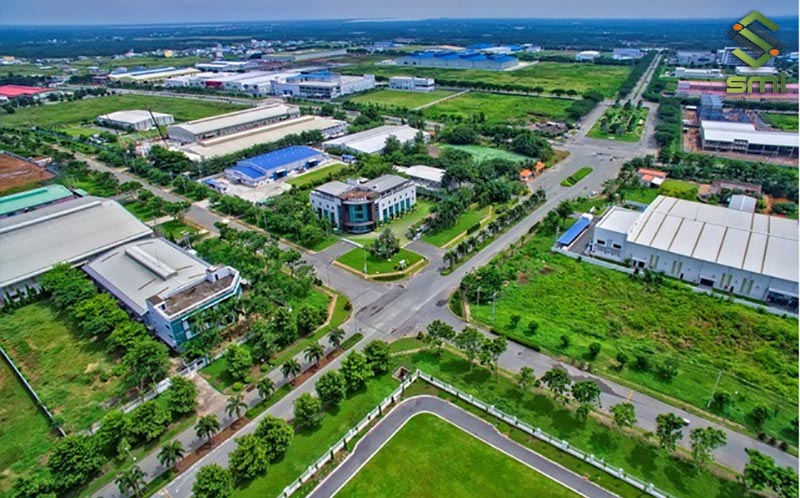 Khu công nghiệp được xây dựng tại một vùng đất biệt lập tách biệt với môi trường bên ngoài bằng hàng cây chắn