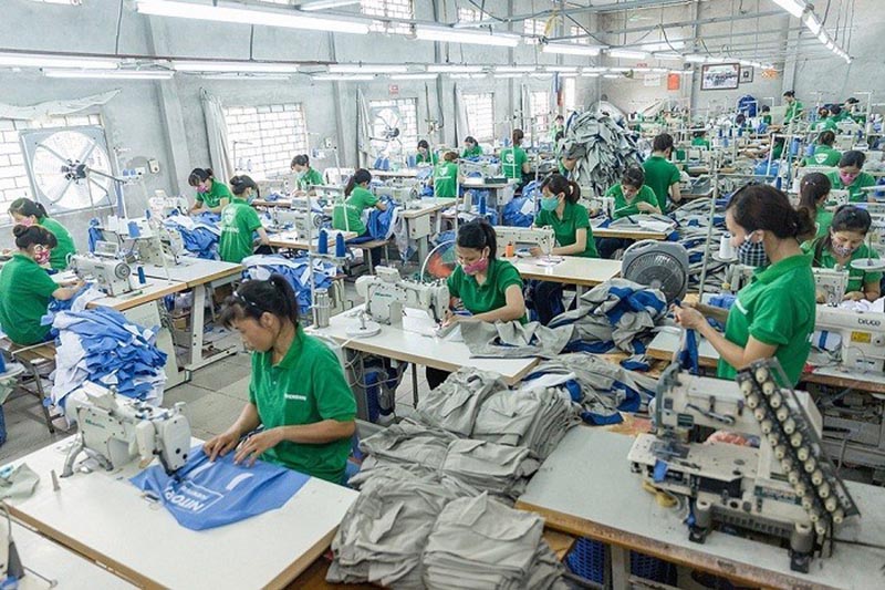 Xưởng may có nhiều bụi vải và hơi nóng do số lượng công nhân, máy móc lớn cần trang bị hệ thống thông gió công nghiệp